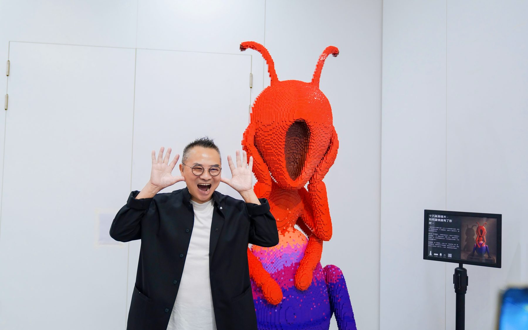現場：香港美協主席林天行與作品合影